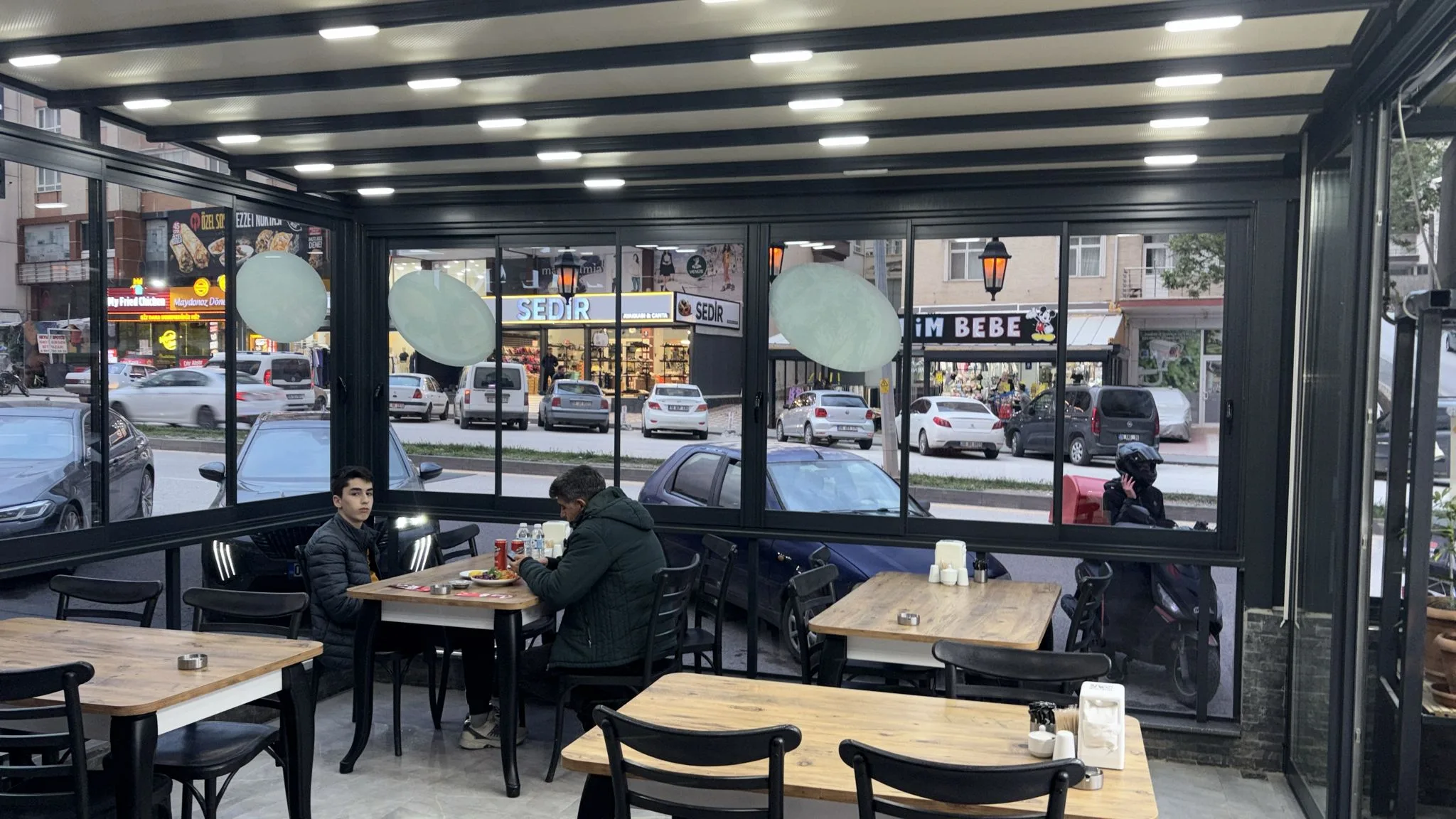 Akın Pide Akyurt - Cam teras müşterileri
